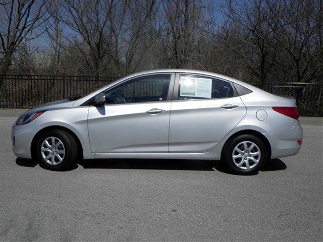 Hyundai Accent 2012 photo 3