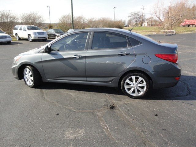 Hyundai Accent 2012 photo 3