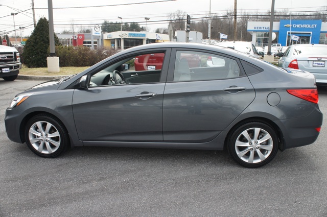 Hyundai Accent 2012 photo 4