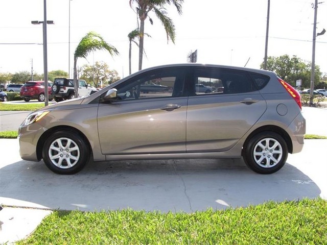 Hyundai Accent 2012 photo 1