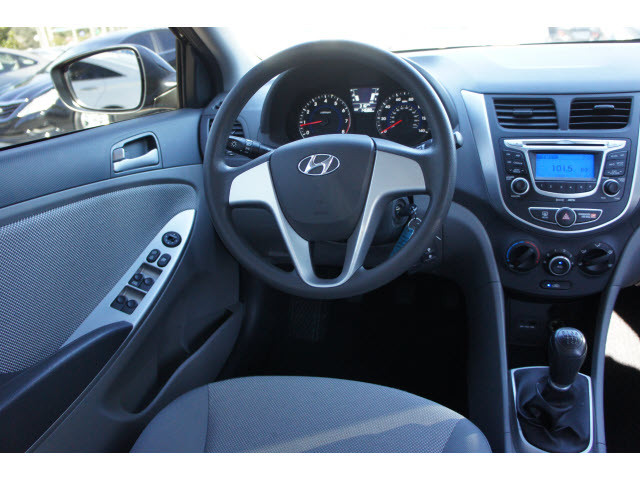 Hyundai Accent 2012 photo 3