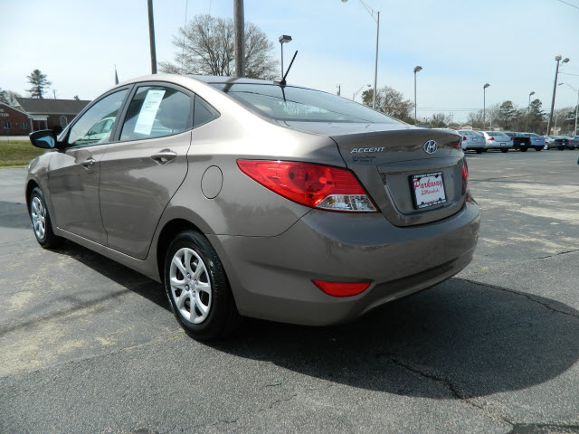 Hyundai Accent 2012 photo 1