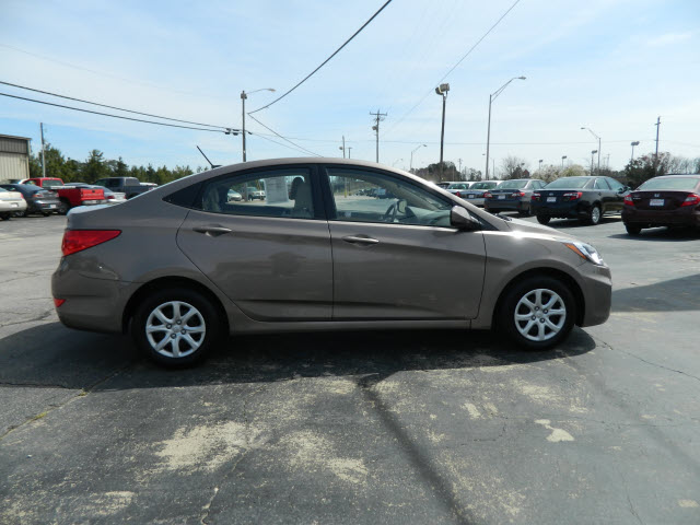 Hyundai Accent 2012 photo 2