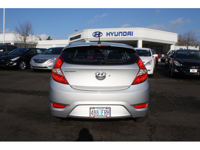 Hyundai Accent 2012 photo 4