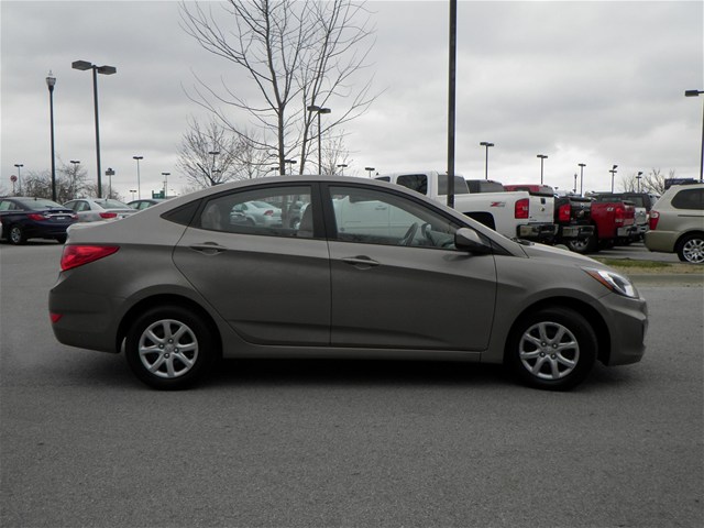 Hyundai Accent 2012 photo 1