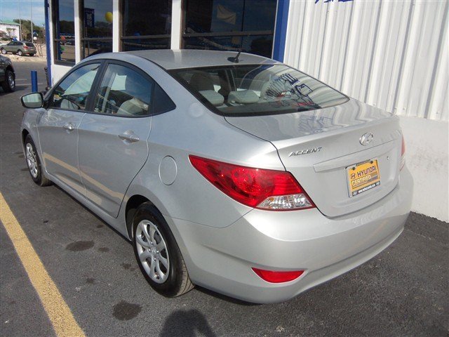 Hyundai Accent 2012 photo 2