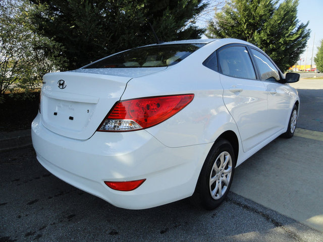 Hyundai Accent 2012 photo 4