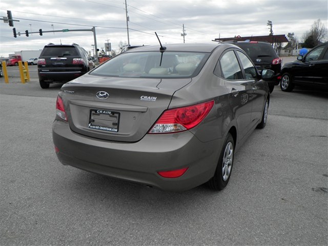 Hyundai Accent 2012 photo 3