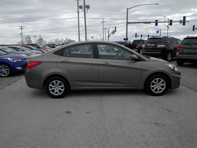 Hyundai Accent 2012 photo 4