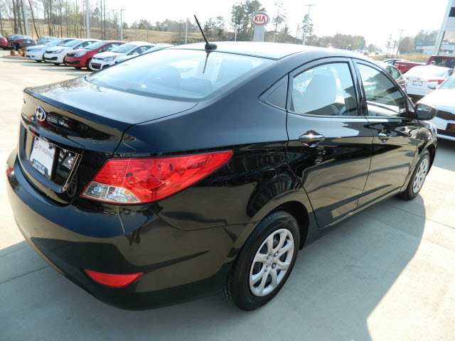 Hyundai Accent 2012 photo 1