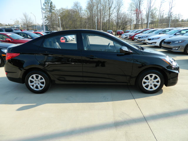 Hyundai Accent 2012 photo 2