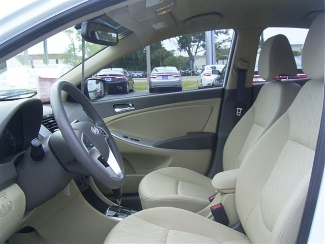 Hyundai Accent 2012 photo 4