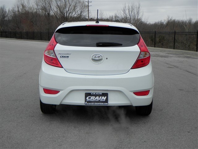 Hyundai Accent 2012 photo 3