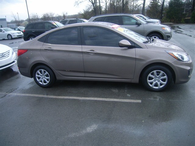 Hyundai Accent 2013 photo 2