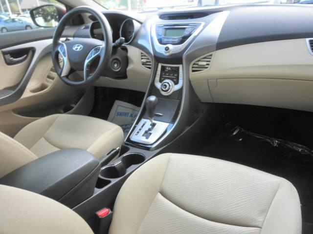 Hyundai Elantra 2011 photo 2