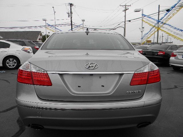 Hyundai Genesis 2010 photo 1