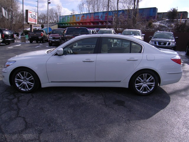 Hyundai Genesis 2010 photo 1