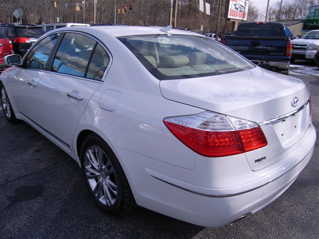 Hyundai Genesis 2010 photo 3