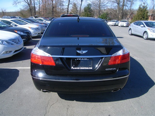 Hyundai Genesis 2010 photo 2