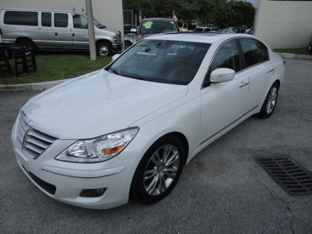 Hyundai Genesis 2010 photo 2