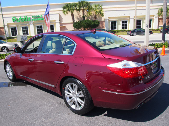 Hyundai Genesis 2010 photo 3