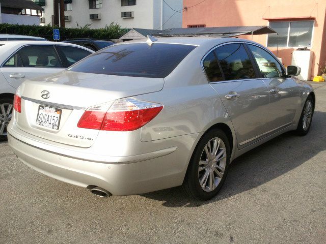 Hyundai Genesis 2011 photo 2