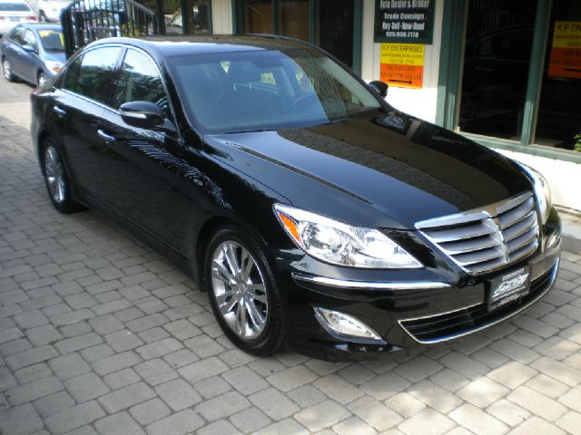 Hyundai Genesis 2012 photo 2