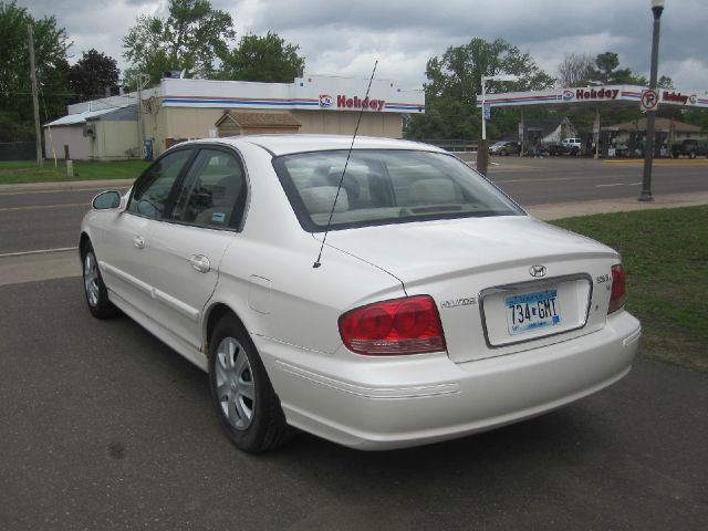 Hyundai Sonata Base Sedan