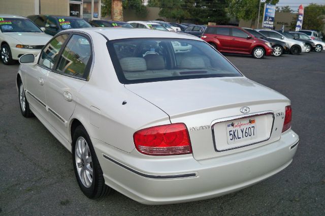 Hyundai Sonata 2004 photo 2