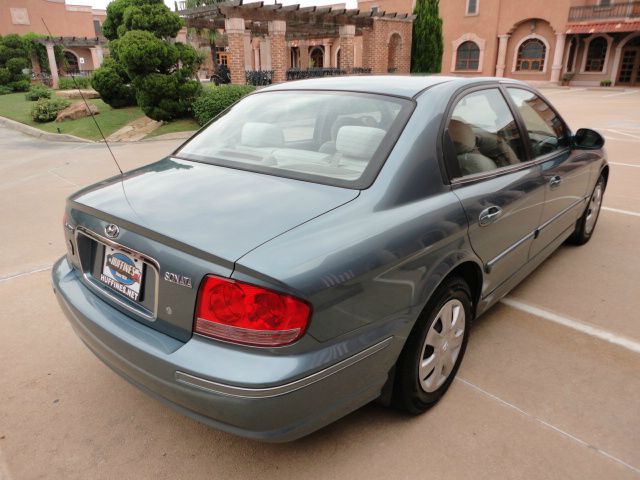 Hyundai Sonata Base Sedan