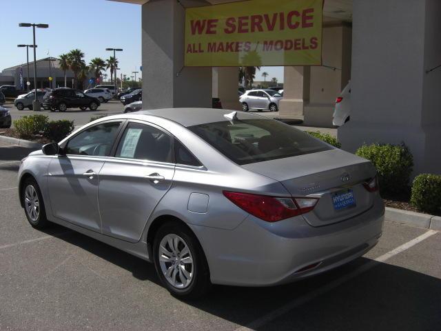 Hyundai Sonata 2011 photo 2