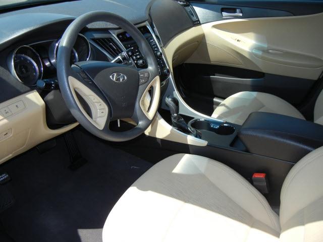 Hyundai Sonata 2011 photo 2