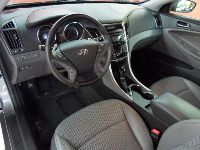 Hyundai Sonata SE Sedan