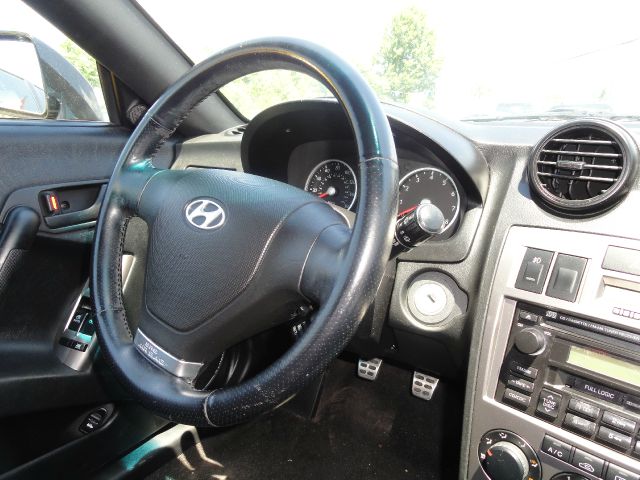 Hyundai Tiburon 2004 photo 2