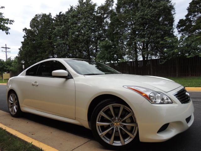 Infiniti G37 2010 photo 1