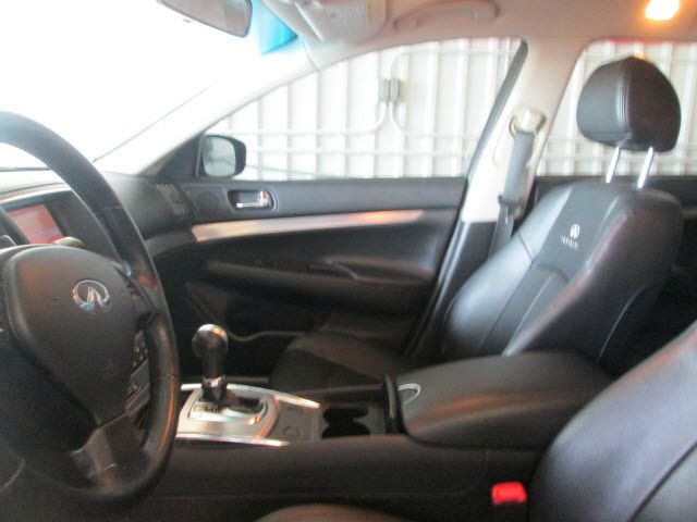 Infiniti G37 2010 photo 3