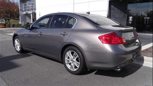 Infiniti G37 2010 photo 2