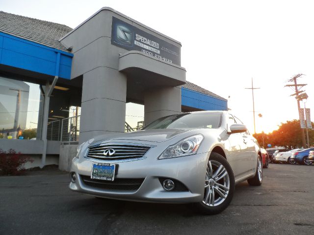 Infiniti G37 2010 photo 2