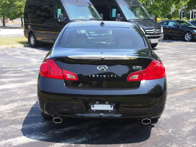 Infiniti G37x 2009 photo 2