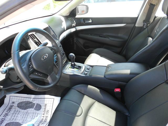 Infiniti G37x 2010 photo 2