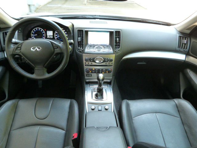 Infiniti G37x 2010 photo 2