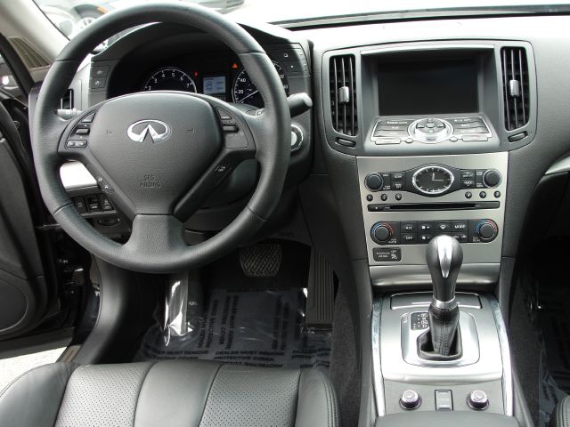 Infiniti G37x 2010 photo 17