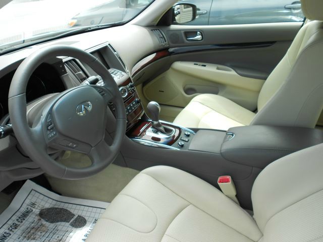 Infiniti G37x 2010 photo 2