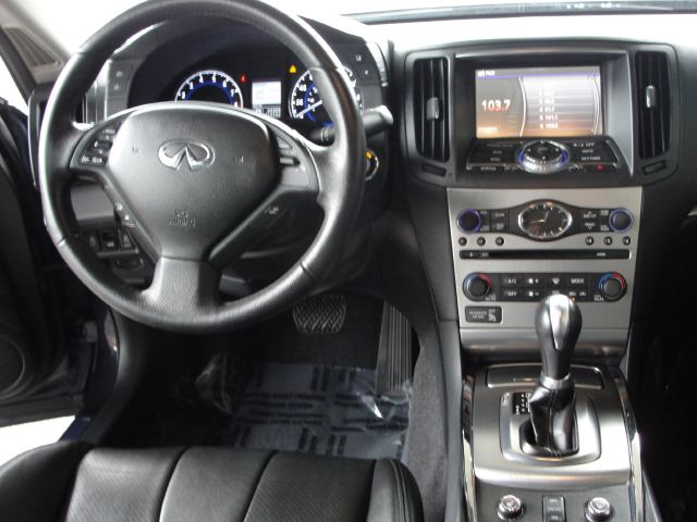 Infiniti G37x 2011 photo 16