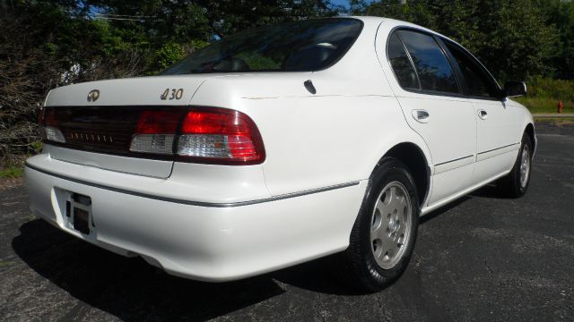 Infiniti I30 1999 photo 2