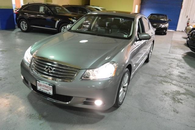 Infiniti M35x 2010 photo 2