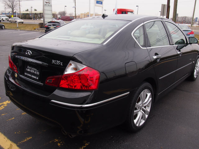 Infiniti M35x 2010 photo 1