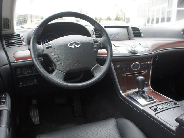 Infiniti M35x 2010 photo 2