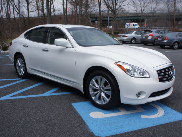 Infiniti M37x 2011 photo 2