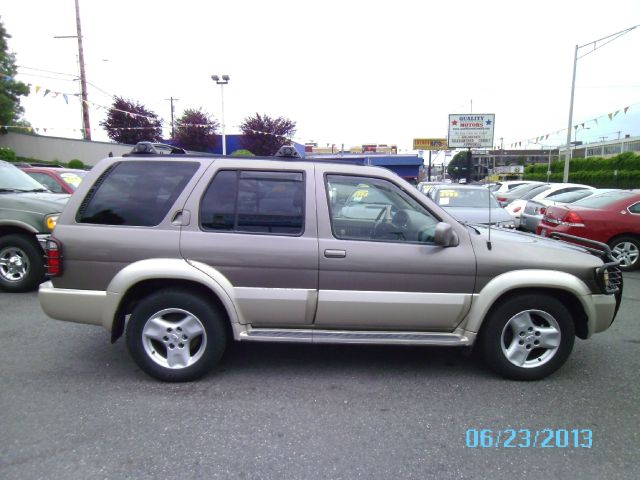 Infiniti QX4 2001 photo 2